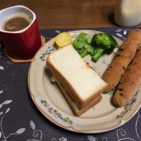 ホットサンドイッチ、チョコチップスティックパン、茹でブロッコリー、沢庵、ホットコーヒー(朝ご飯)